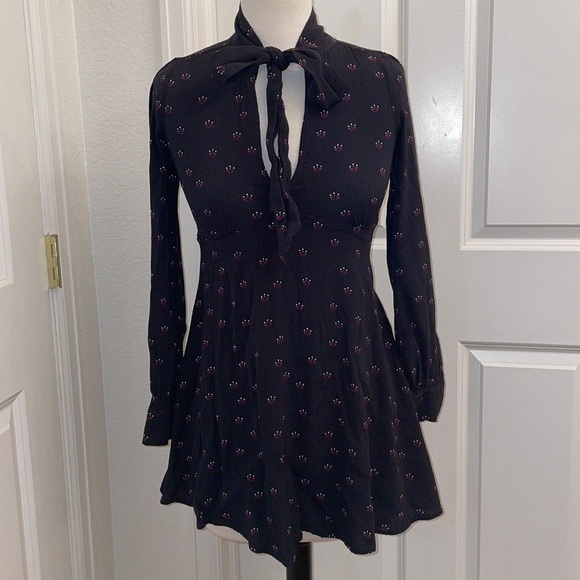 003: EXPRESS v-neck keyhole cutout long sleeve mini dress is women's size XS - Picture 2 of 11